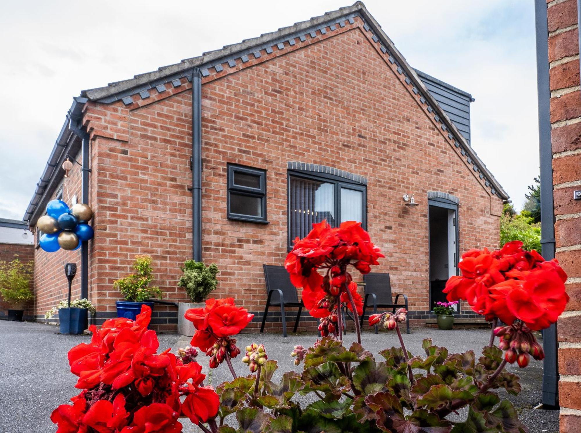 Upside Down House - Sleeps Up To 6 Guests - Great For Family And Friends Gatherings,Corporate Events ,Near Sherwood Forest At Fairview Farm In Nottingham Set In 88 Acres Exterior foto