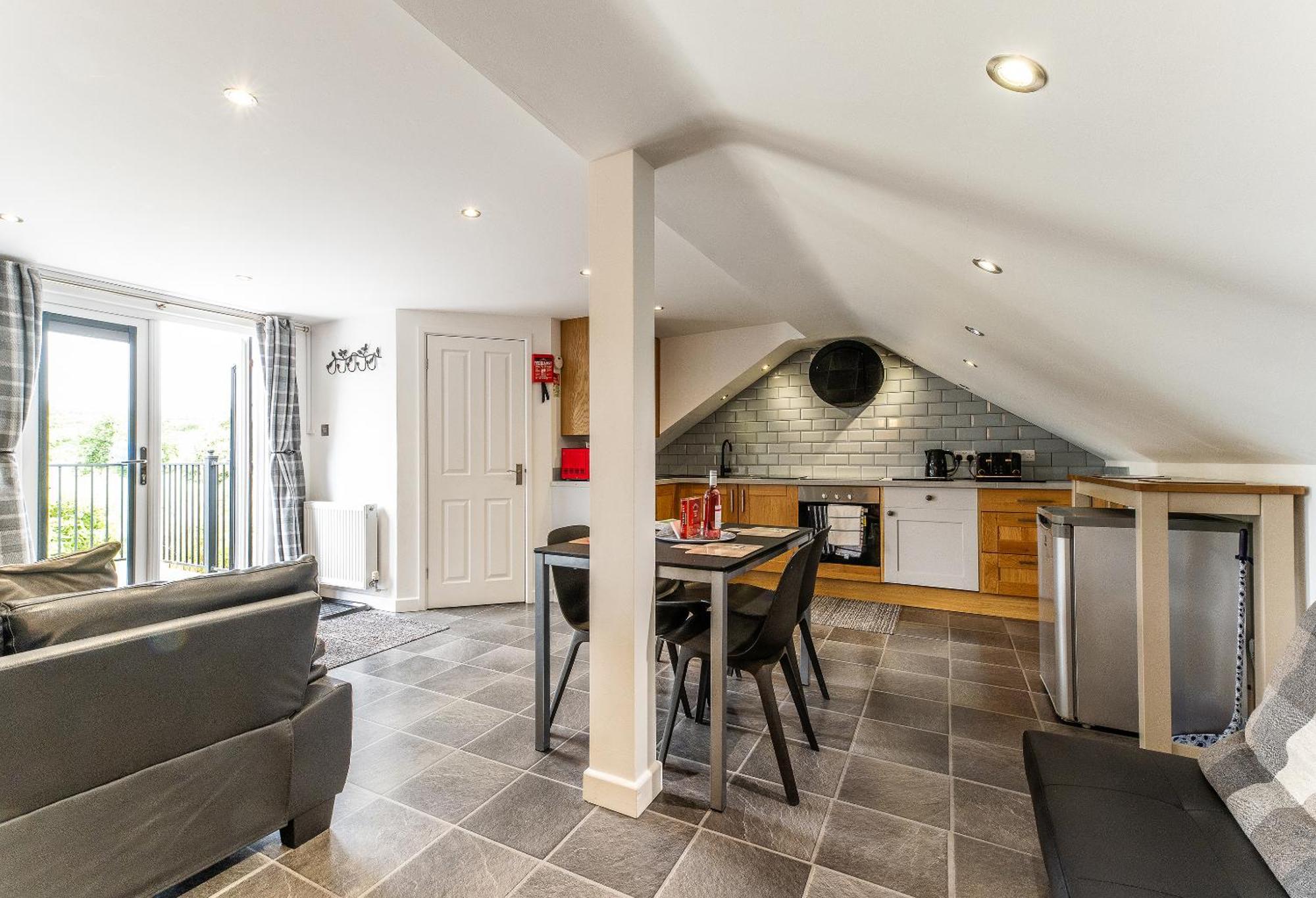 Upside Down House - Sleeps Up To 6 Guests - Great For Family And Friends Gatherings,Corporate Events ,Near Sherwood Forest At Fairview Farm In Nottingham Set In 88 Acres Exterior foto