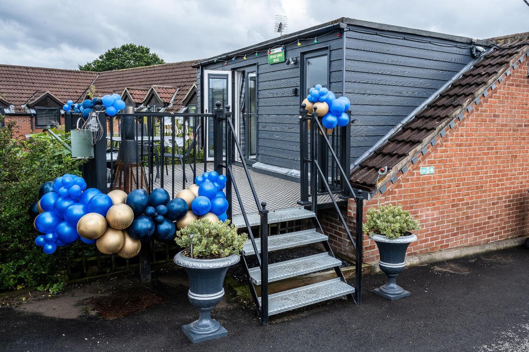 Upside Down House - Sleeps Up To 6 Guests - Great For Family And Friends Gatherings,Corporate Events ,Near Sherwood Forest At Fairview Farm In Nottingham Set In 88 Acres Exterior foto