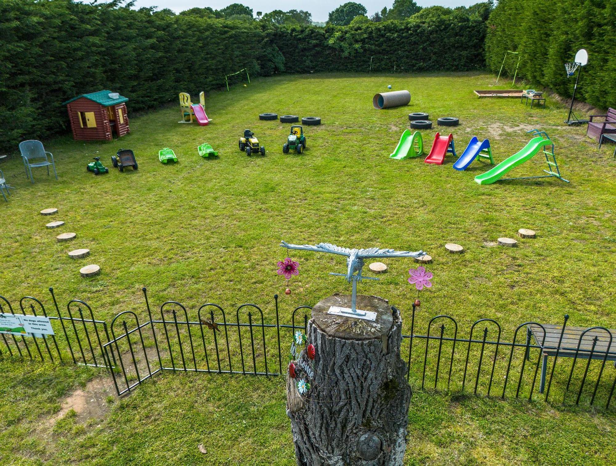 Upside Down House - Sleeps Up To 6 Guests - Great For Family And Friends Gatherings,Corporate Events ,Near Sherwood Forest At Fairview Farm In Nottingham Set In 88 Acres Exterior foto