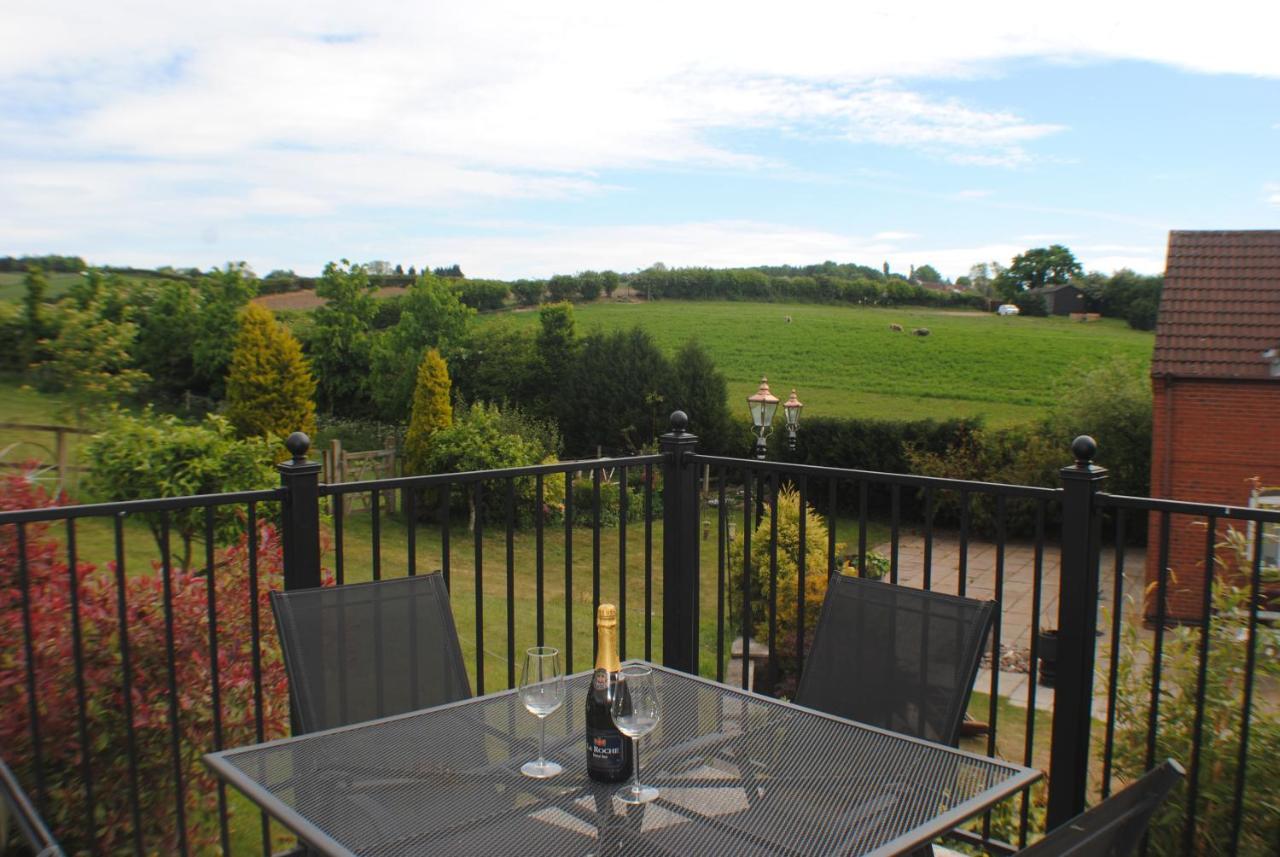 Upside Down House - Sleeps Up To 6 Guests - Great For Family And Friends Gatherings,Corporate Events ,Near Sherwood Forest At Fairview Farm In Nottingham Set In 88 Acres Exterior foto