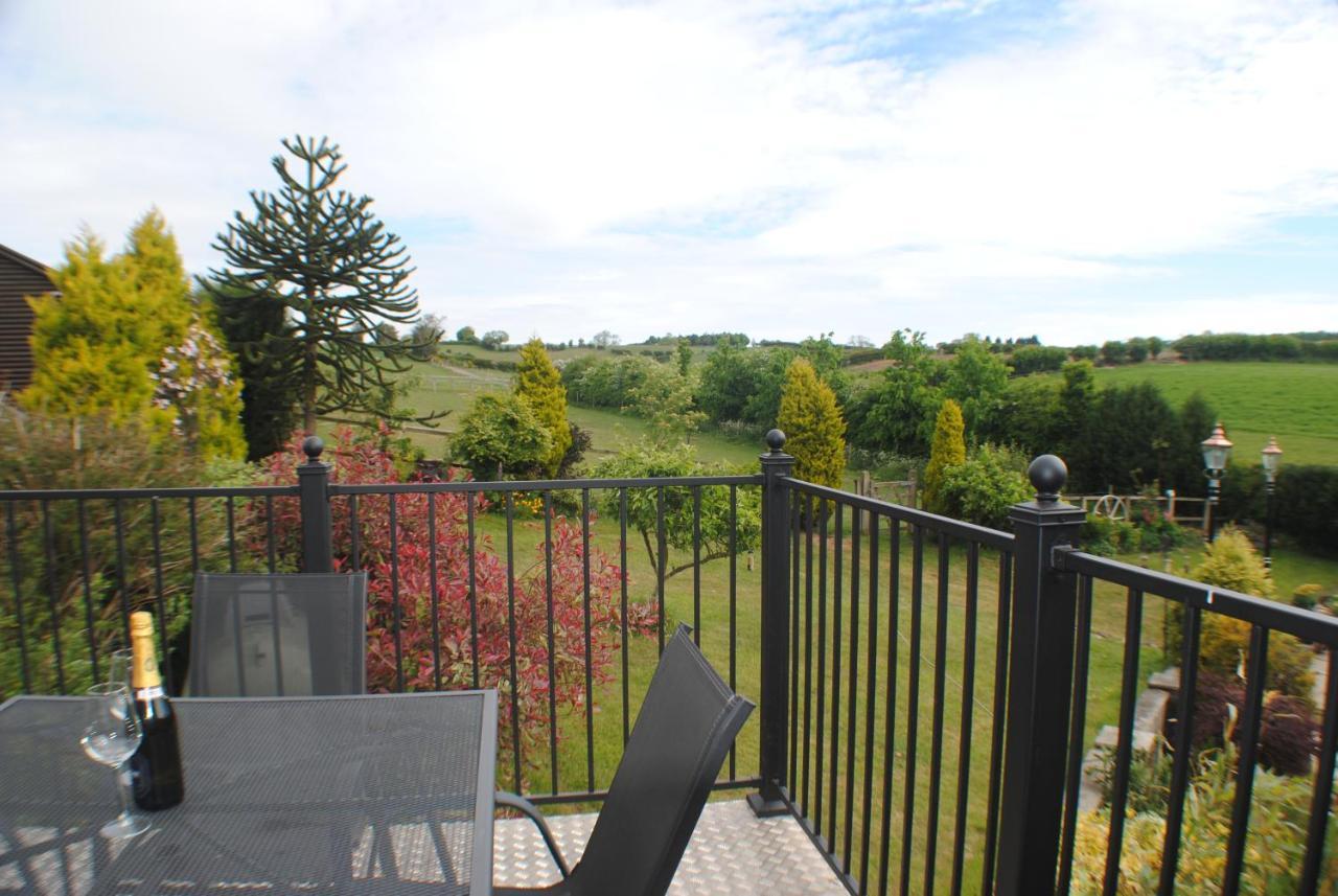 Upside Down House - Sleeps Up To 6 Guests - Great For Family And Friends Gatherings,Corporate Events ,Near Sherwood Forest At Fairview Farm In Nottingham Set In 88 Acres Exterior foto